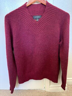 Banana Republic V‑Neck Ribbed Knit Sweater XS Burgundy